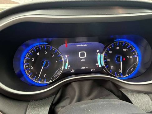 Used 2026 Chrysler Pacifica Select image 15