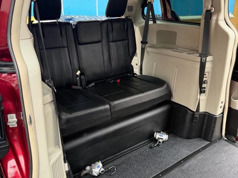 Used 2014 Chrysler Town & Country Touring image 17