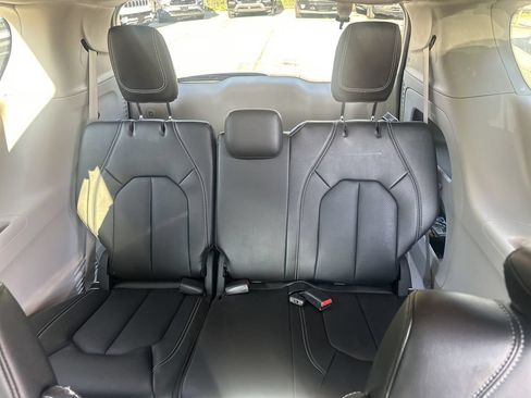 Used 2023 Chrysler Pacifica Touring-L FWD image 22