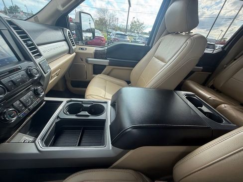 Used 2017 Ford F250 Lariat w/ Lariat Value Package AWD/4WD image 21