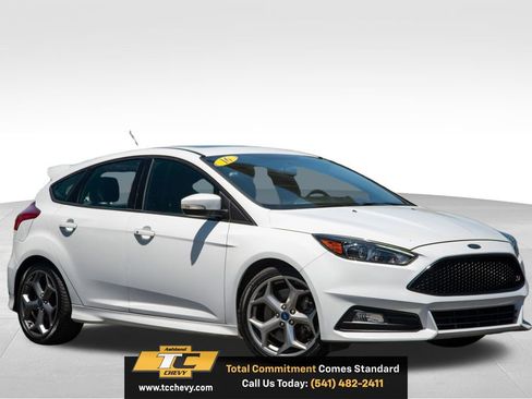 Used 2016 Ford Focus ST w/ Equipment Group 402A FWD image 3