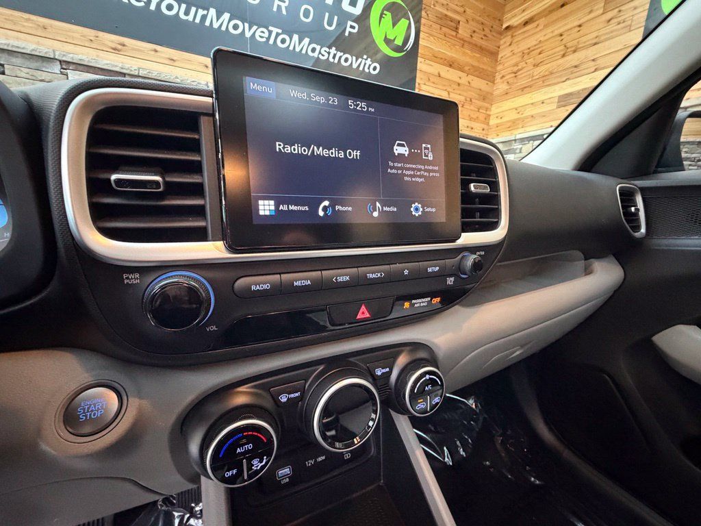 Used 2024 Hyundai Venue SEL FWD image 28