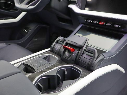 Used 2025 Lamborghini Urus SE AWD/4WD image 32