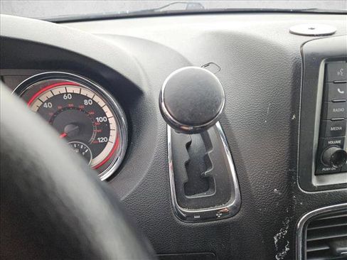 Used 2017 Dodge Grand Caravan SE w/ UConnect Hands-Free Group image 10