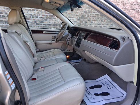 Used 2004 Lincoln Town Car Signature image 11