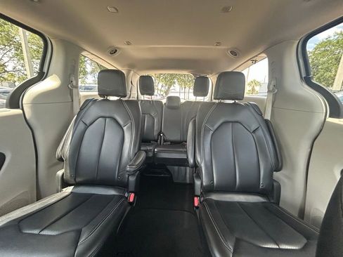 Used 2023 Chrysler Pacifica Touring-L FWD image 13