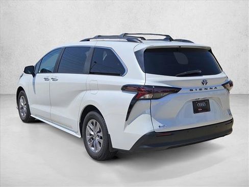 Used 2025 Toyota Sienna XLE FWD image 7