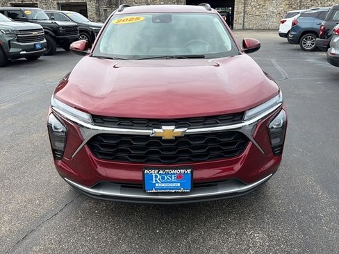 Used 2025 Chevrolet Trax LT FWD image 2