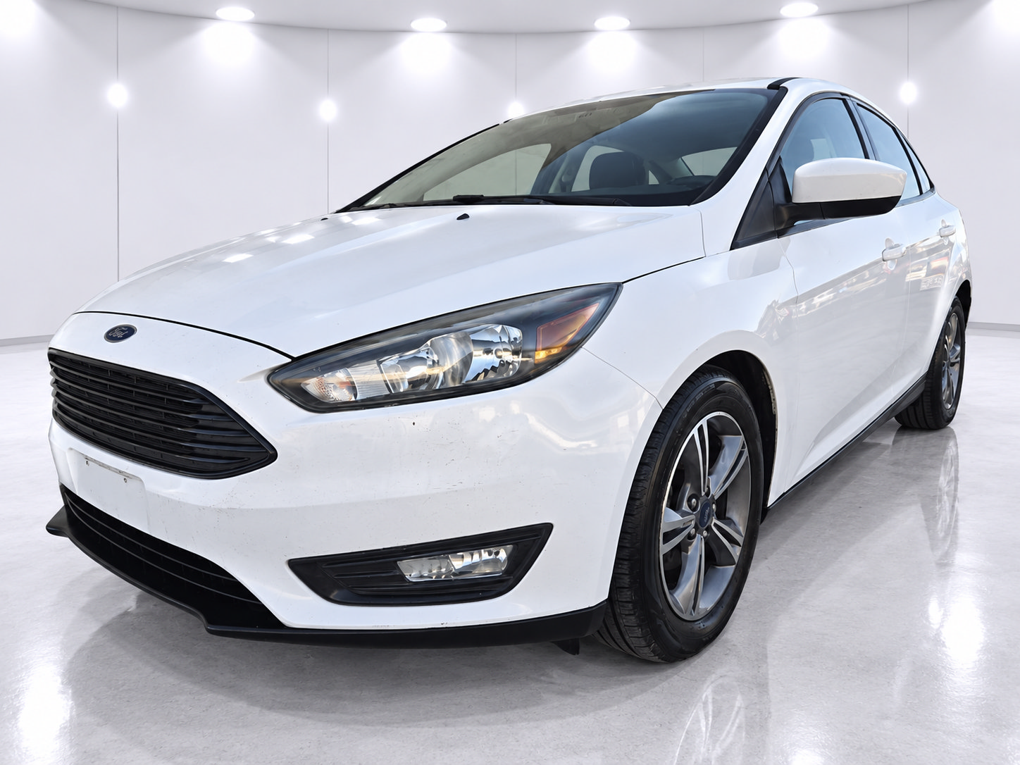 Used 2018 Ford Focus SE w/ SE Appearance Package FWD image 2