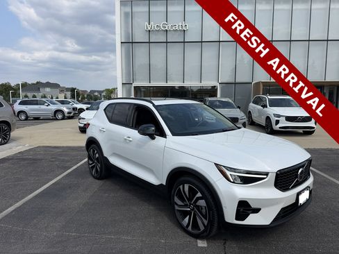 Used 2025 Volvo XC40 B5 Plus AWD/4WD image 1