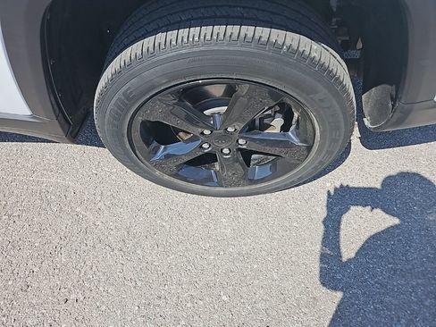 Used 2021 Jeep Grand Cherokee L Laredo image 12