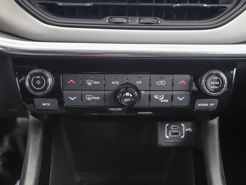 Used 2024 Jeep Compass Limited image 19