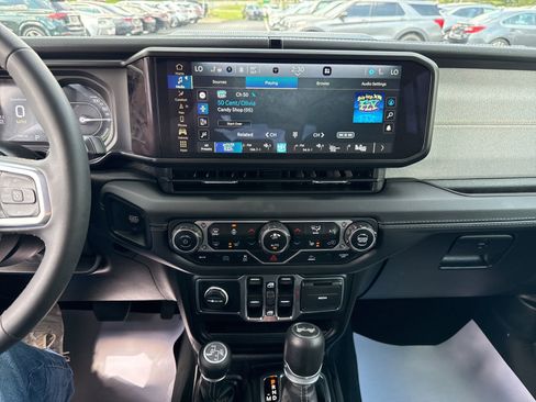 Used 2024 Jeep Wrangler Unlimited Sahara w/ Technology Group AWD/4WD image 5