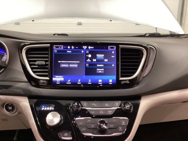 Used 2023 Chrysler Pacifica Touring-L FWD image 19