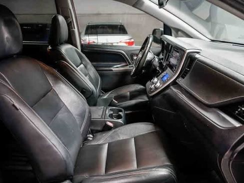 Used 2020 Toyota Sienna SE image 15