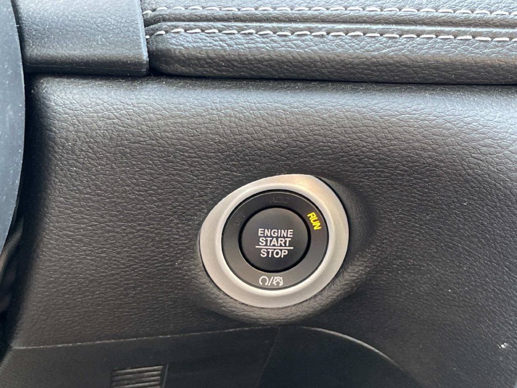 Used 2025 Chrysler Pacifica Limited FWD image 49