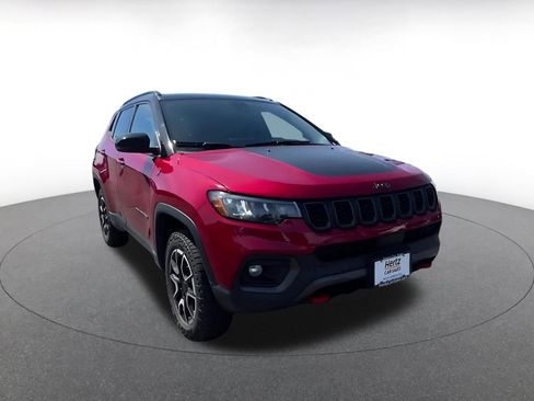 Used 2025 Jeep Compass Trailhawk AWD/4WD image 3
