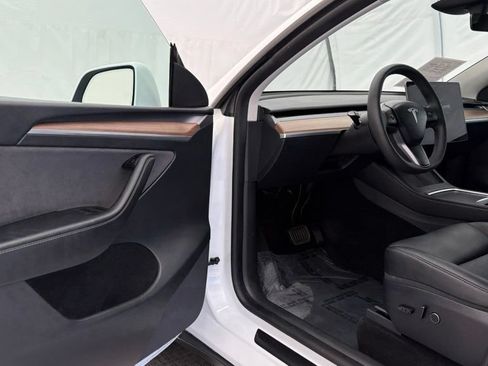Used 2024 Tesla Model Y Long Range AWD/4WD image 36