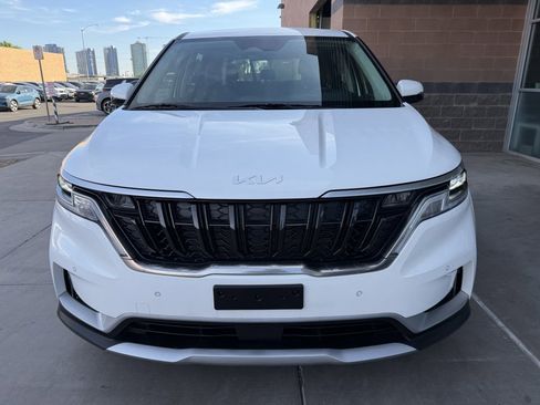 Used 2024 Kia Carnival EX image 10