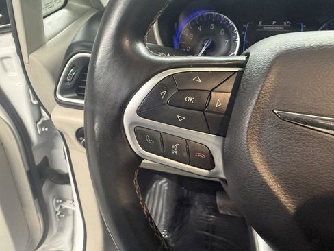 Used 2017 Chrysler Pacifica Touring-L image 16