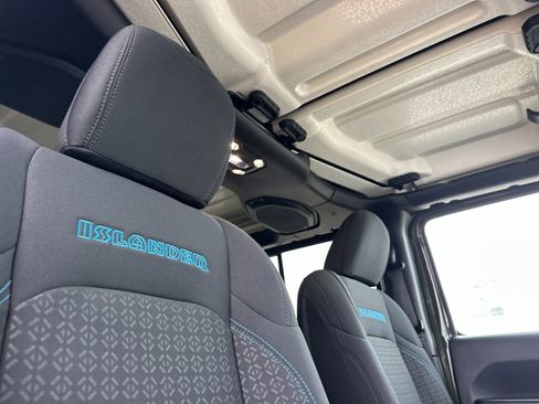 Used 2021 Jeep Wrangler Unlimited Islander image 16