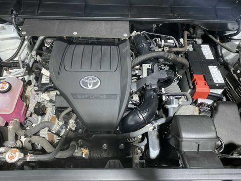 Used 2023 Toyota Highlander LE FWD image 9