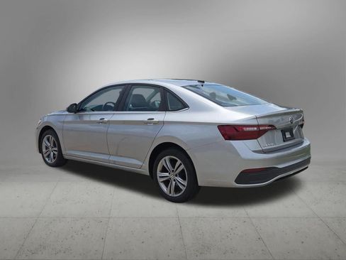Used 2022 Volkswagen Jetta SE w/ Panoramic Sunroof Package FWD image 4