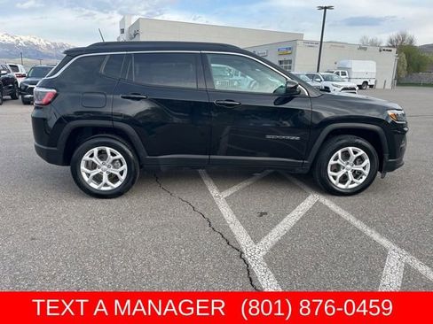 Used 2024 Jeep Compass Latitude AWD/4WD image 2