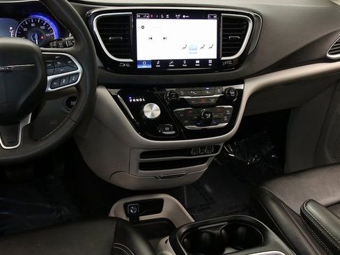 Used 2024 Chrysler Pacifica Touring-L FWD image 17