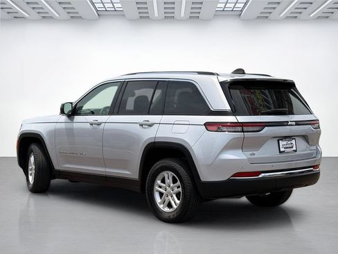 Used 2024 Jeep Grand Cherokee Laredo RWD image 9