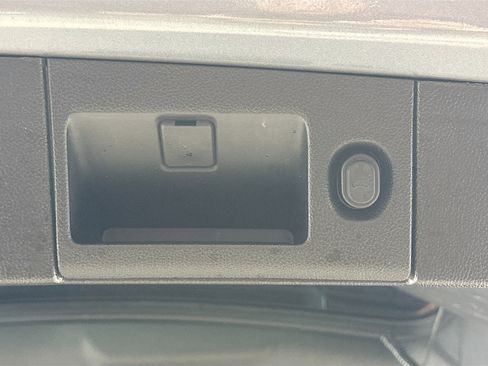 Used 2018 Chevrolet Tahoe LT w/ LT Signature Package image 32