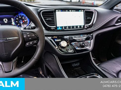 Used 2025 Chrysler Pacifica Limited FWD image 36