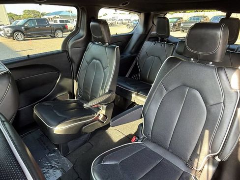Used 2025 Chrysler Pacifica Limited FWD image 25