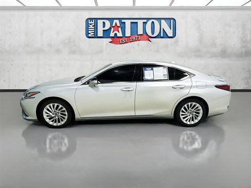 Used 2019 Lexus ES 300h w/ Luxury Package image 4