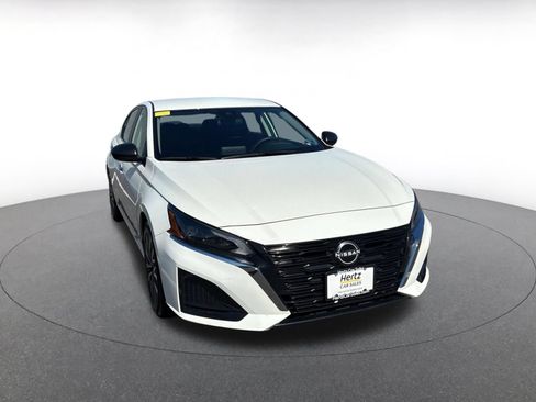 Used 2025 Nissan Altima 2.5 SV FWD image 2