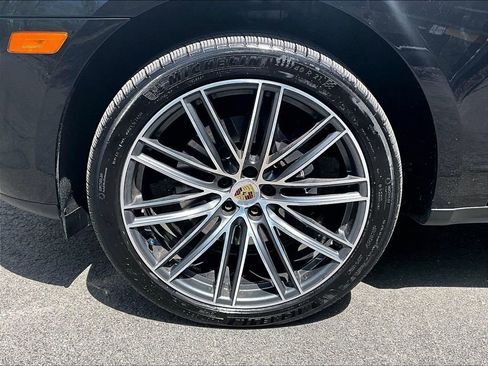 Certified 2025 Porsche Macan AWD/4WD image 14