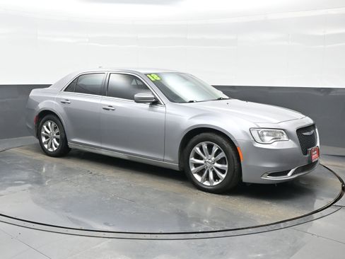 Used 2018 Chrysler 300 Touring image 8