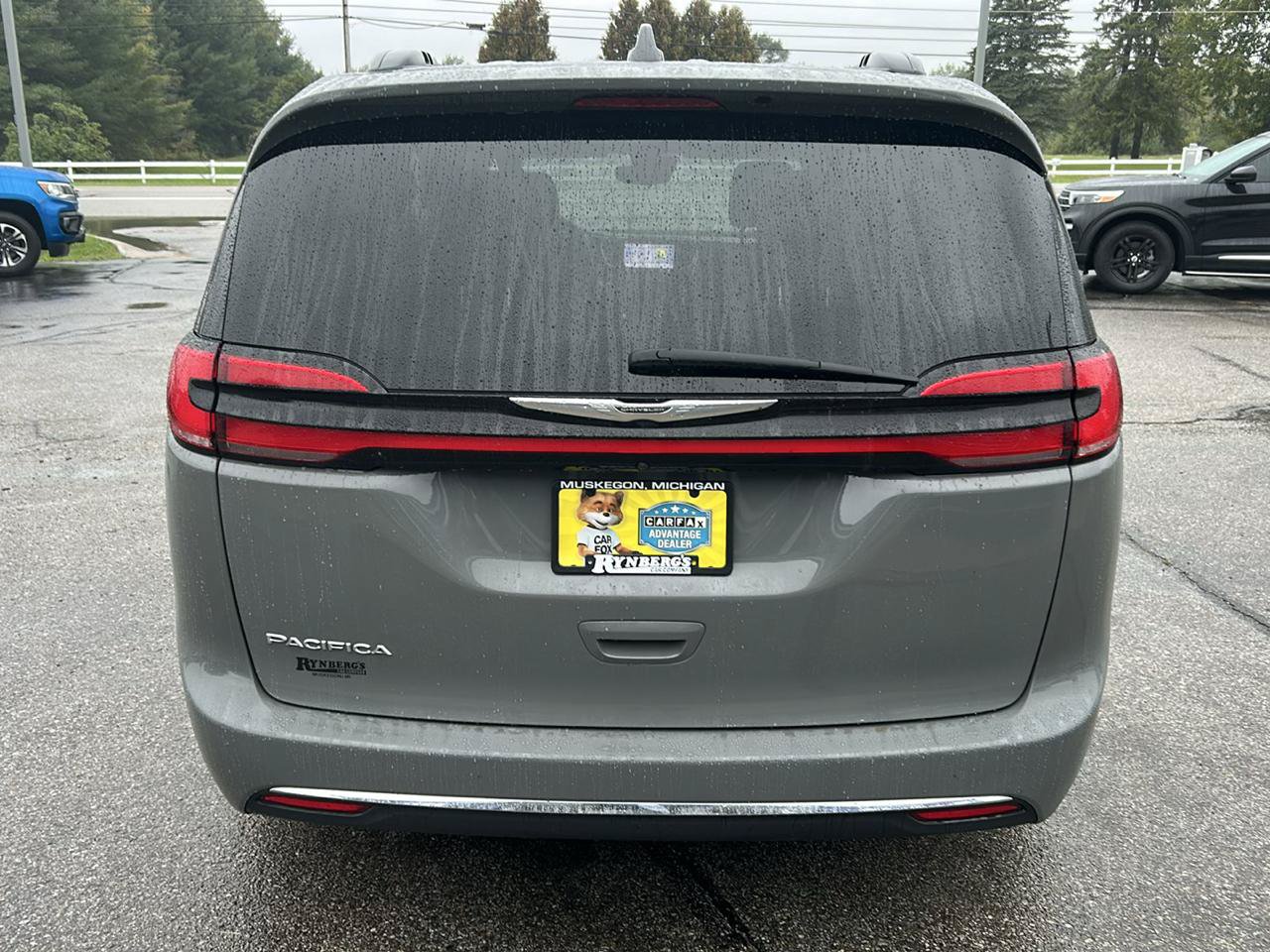 Used 2022 Chrysler Pacifica Touring-L FWD image 3