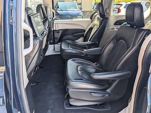 Used 2022 Chrysler Pacifica Touring-L w/ Uconnect Theater Family Group FWD image 25