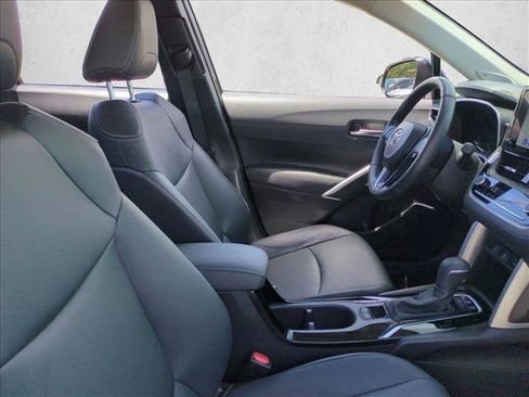 Used 2023 Toyota Corolla Cross XLE w/ Convenience Package FWD image 21