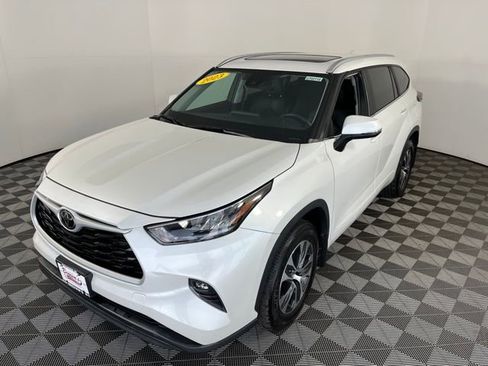 Used 2023 Toyota Highlander XLE image 3