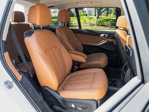 Used 2024 BMW X7 xDrive40i image 32