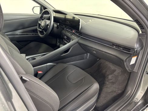 Used 2025 Hyundai Elantra SEL FWD image 13