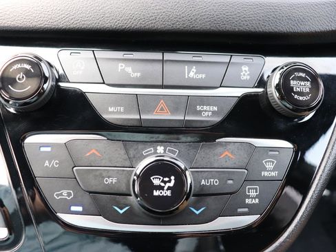 Used 2026 Chrysler Pacifica Select FWD image 41