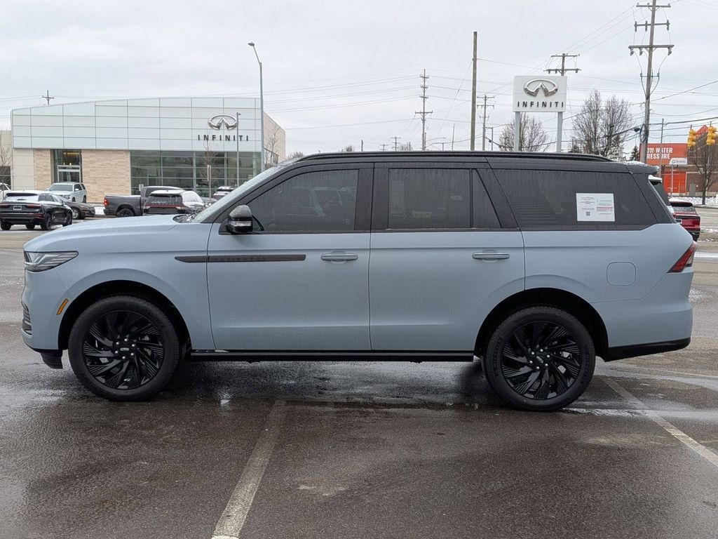 New 2025 Lincoln Navigator Reserve w/ Jet Appearance Package AWD/4WD image 2