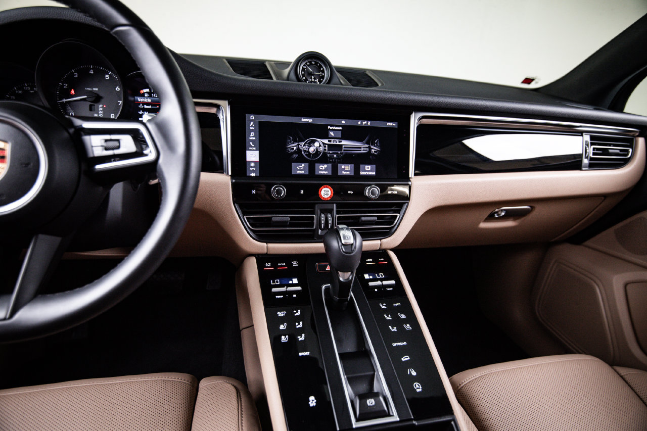 Certified 2026 Porsche Macan AWD/4WD image 19
