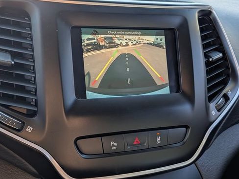 Used 2021 Jeep Cherokee Latitude Plus FWD image 23