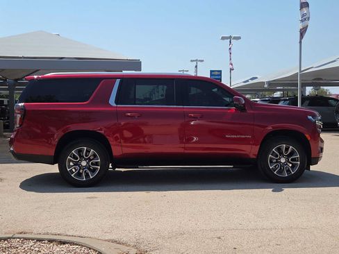 Used 2024 Chevrolet Suburban LT w/ LT Signature Package RWD image 9