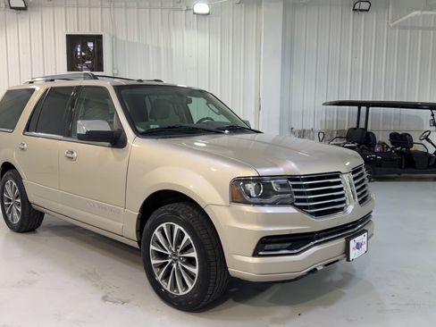 Used 2017 Lincoln Navigator Select RWD image 3