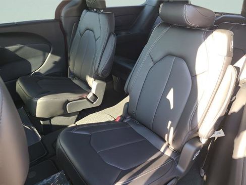 New 2026 Chrysler Pacifica Select image 18